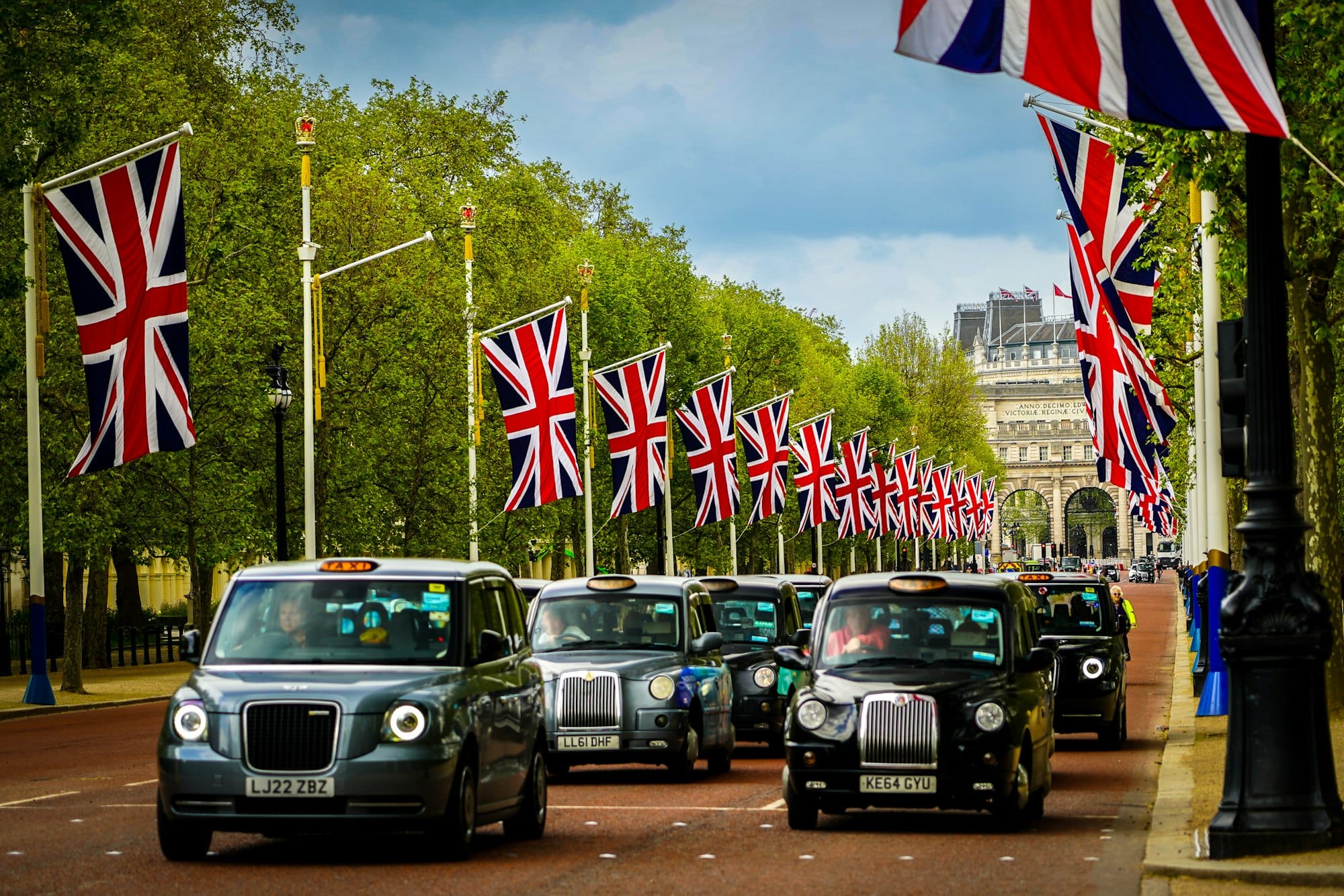 The Mall, l'avenue cérémonielle bordée de drapeaux menant à Buckingham Palace à Londres