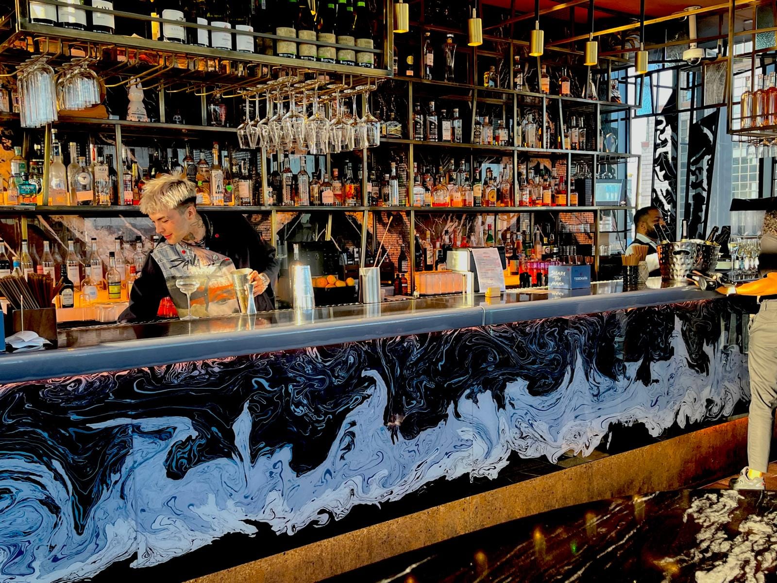Le bar principal de Savage Garden, au 12e étage