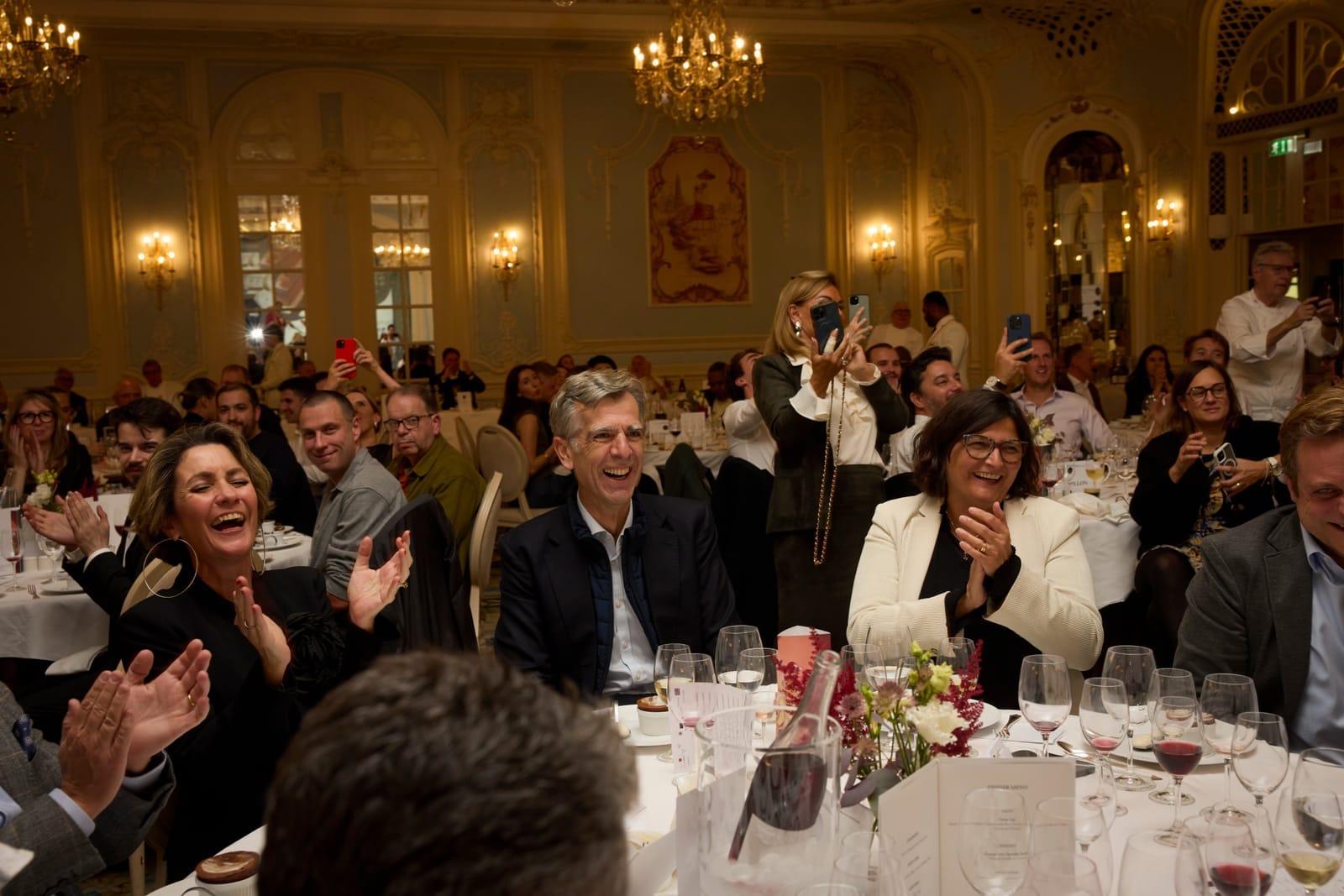 Le public applaudit lors de la remise des prix au Savoy