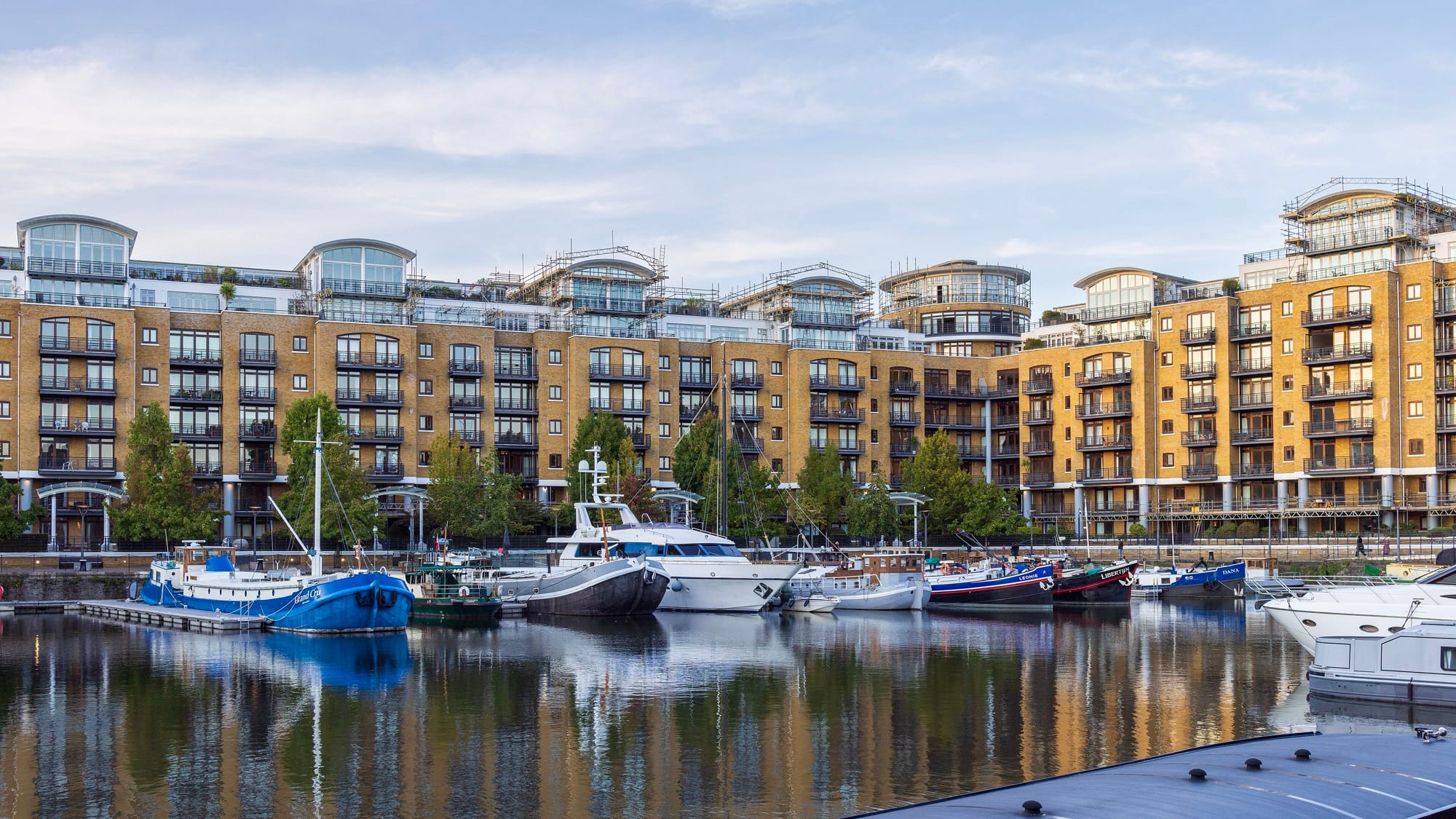 La marina de St Katharine Docks, derrière Tower Bridge