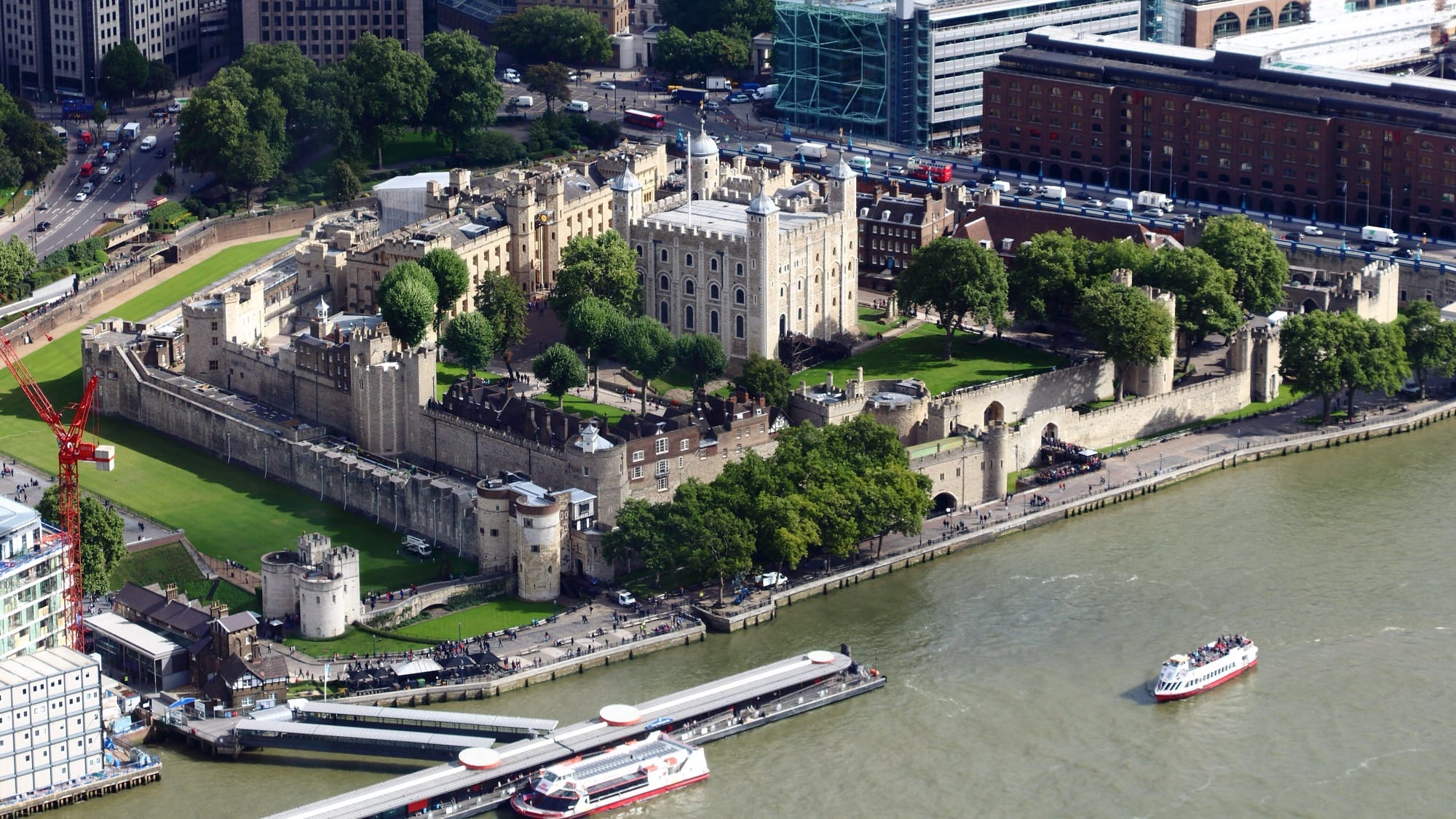 Vue aérienne de la Tour de Londres et du débarcadère de Tower Pier sur la Tamise