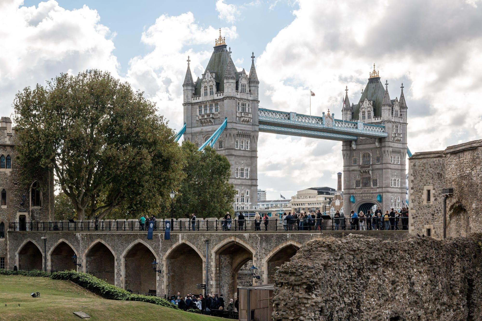 Tower Bridge vu depuis l'enceinte de la Tour de Londres