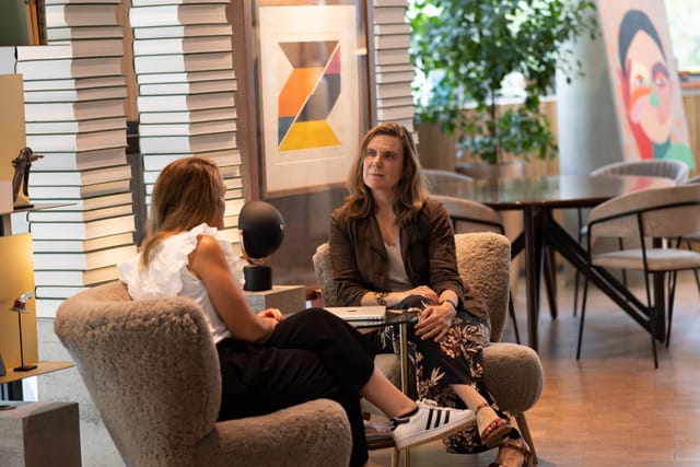 Deux femmes en conversation dans un salon, photo de personal branding en situation