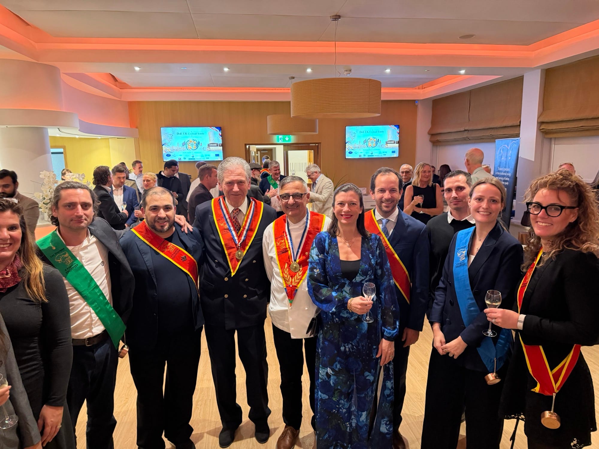Les Français de la soirée Disciples d'Escoffier UK posent pour Français à Londres