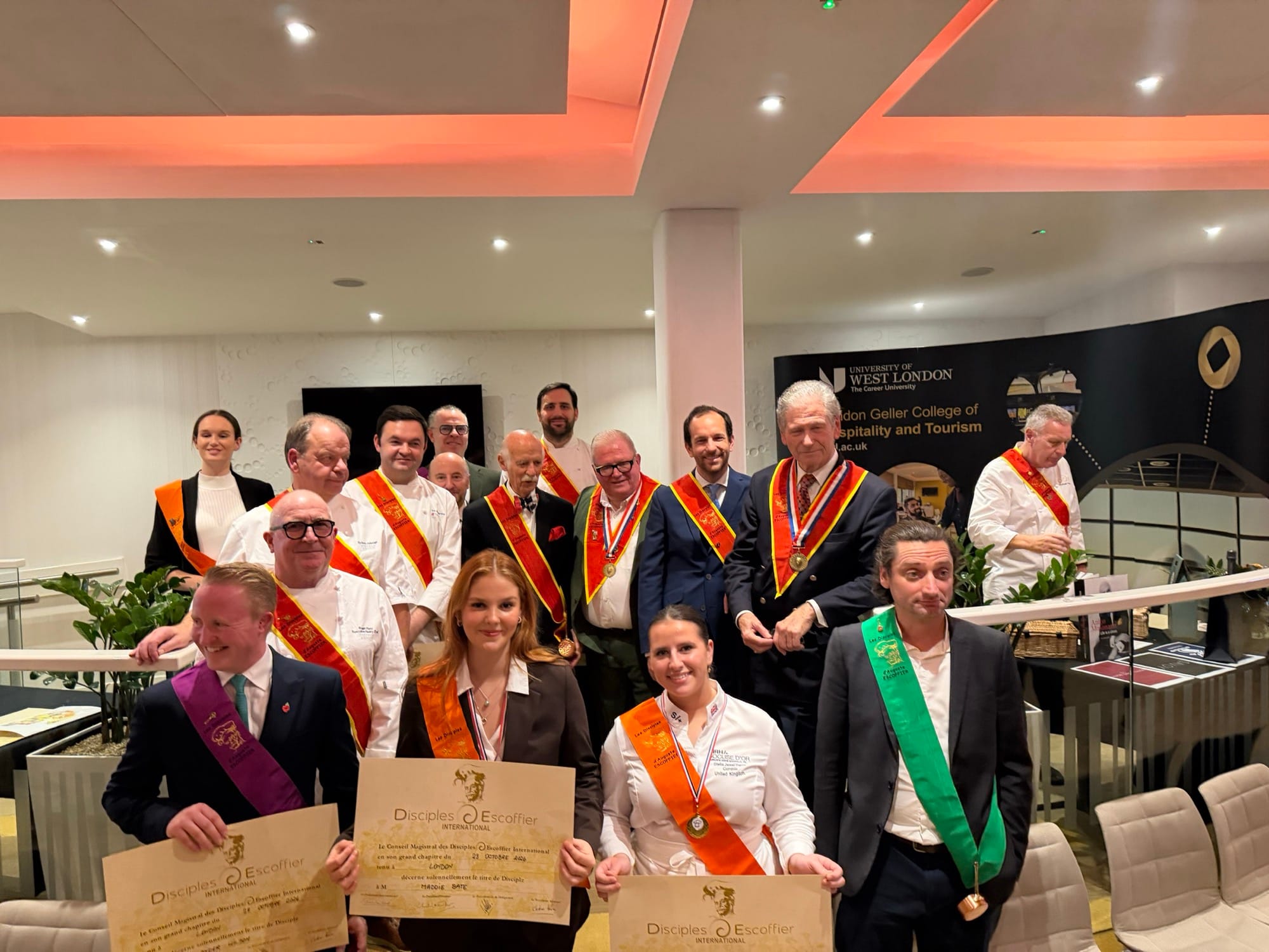 Les nouveaux Disciples d'Escoffier UK posent avec leurs diplômes