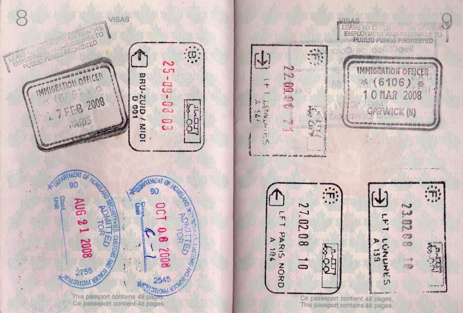 Un passeport français posé à côté de documents administratifs britanniques, symbole du statut des résidents européens.