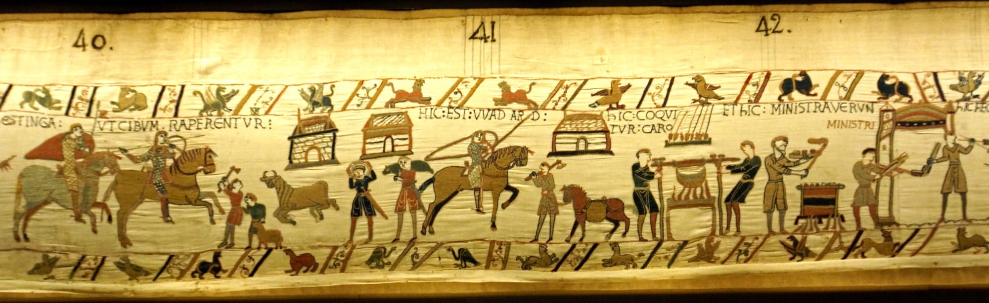 Scènes 40 à 42 de la Tapisserie de Bayeux, où des cuisiniers préparent le banquet de Guillaume le Conquérant
