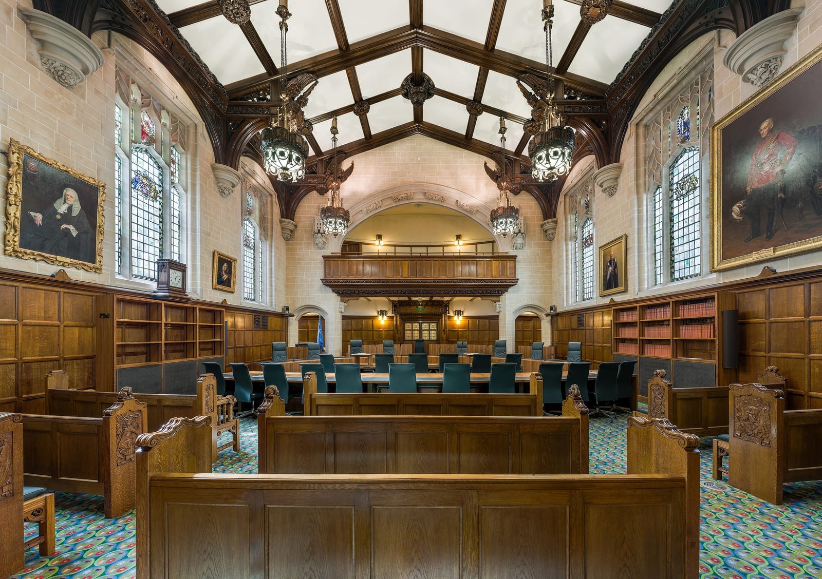 Salle d'audience britannique avec son box des jurés, au cœur du système judiciaire anglais.