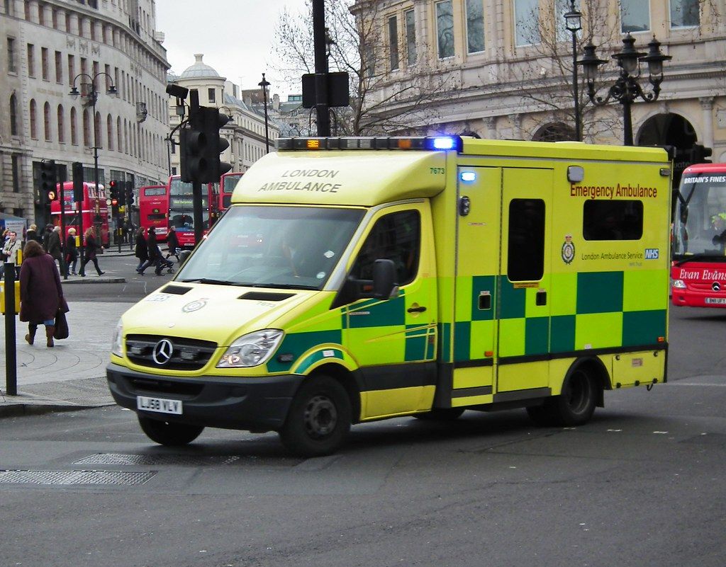 Covid-19 : le Royaume-Uni abaisse son niveau d'alerte, pression moins forte  sur les hôpitaux