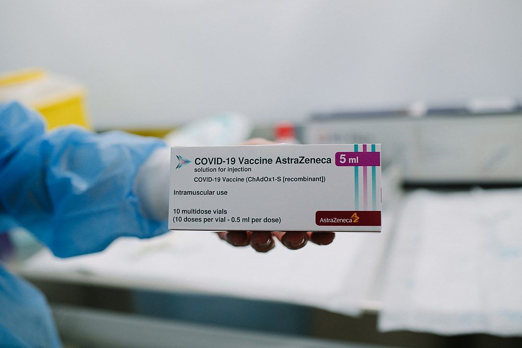 Vaccin AstraZeneca: une série de déboires et de critiques