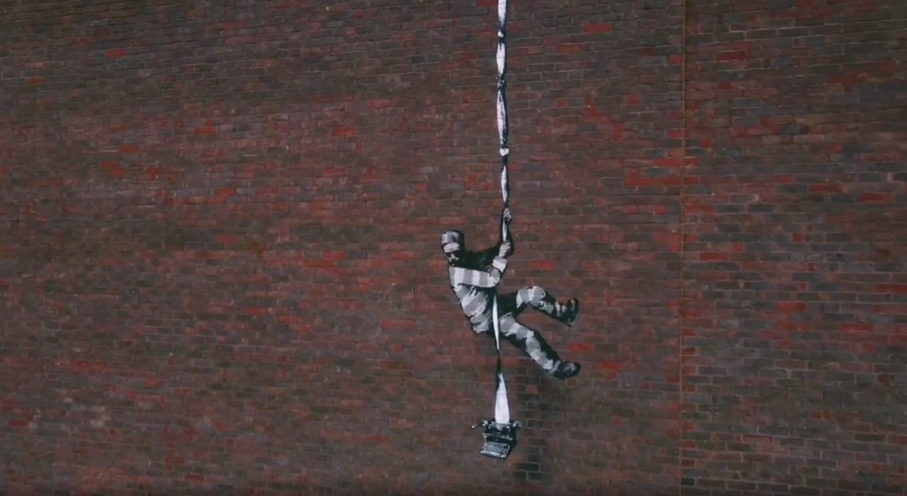 En Angleterre, Banksy revendique un graffiti sur les murs de la prison d'Oscar Wilde