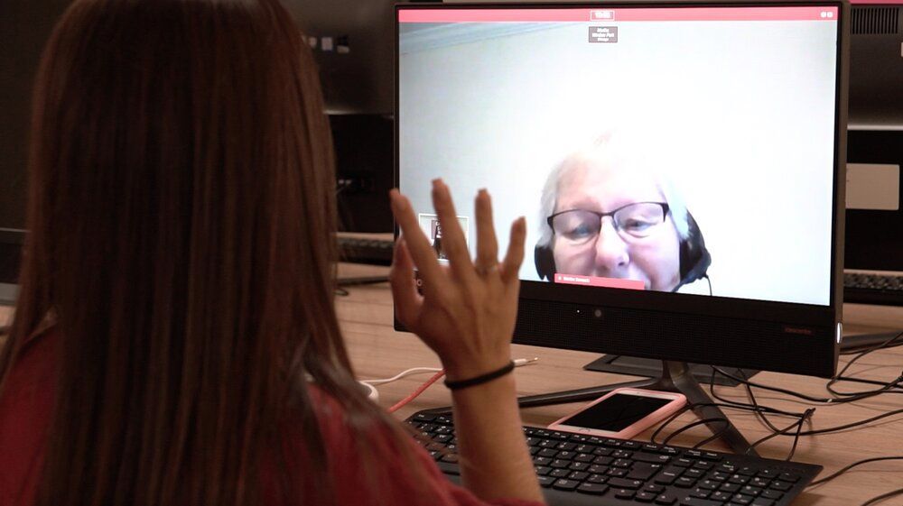 Rencontres inattendues entre étudiants britanniques confinés et retraités français