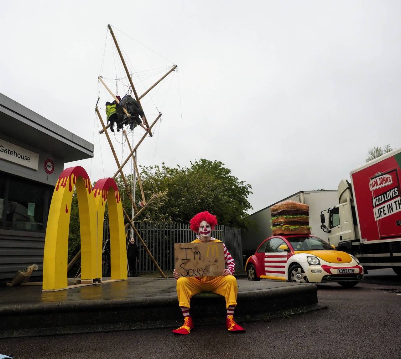 Royaume-Uni: des militants écologistes bloquent des dépôts de McDonald's