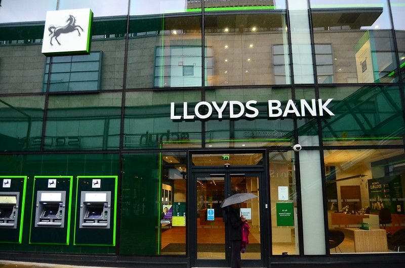Lloyds ferme 44 agences au Royaume-Uni, le Covid-19 accélère la numérisation