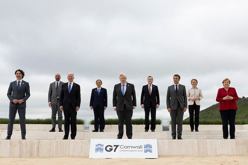 Au G7, la guerre des saucisses entre Macron et Johnson