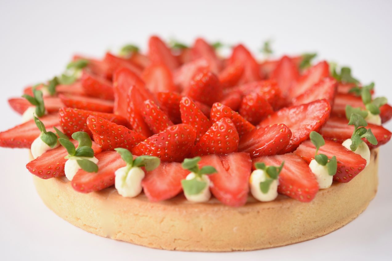 Tarte aux fraises Gariguettes, gelée tendre et crème légère au basilic