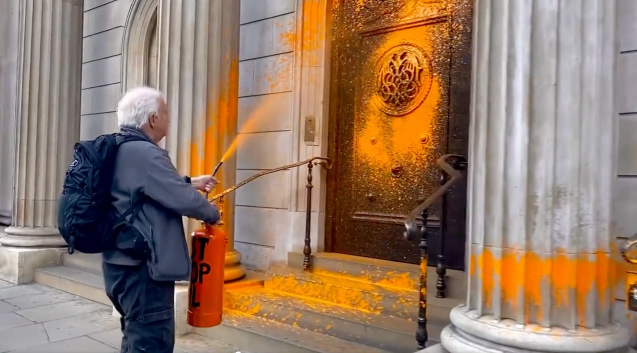 Des militants écologistes répandent de la peinture sur des bâtiments emblématiques à Londres