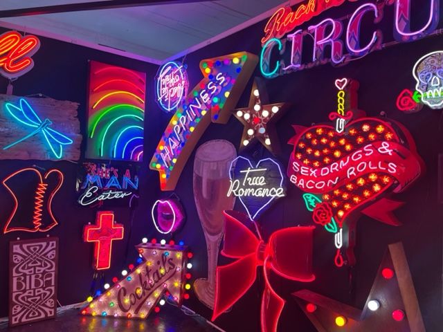 Londres sous les néons : il y a de l’électricité dans l’air !