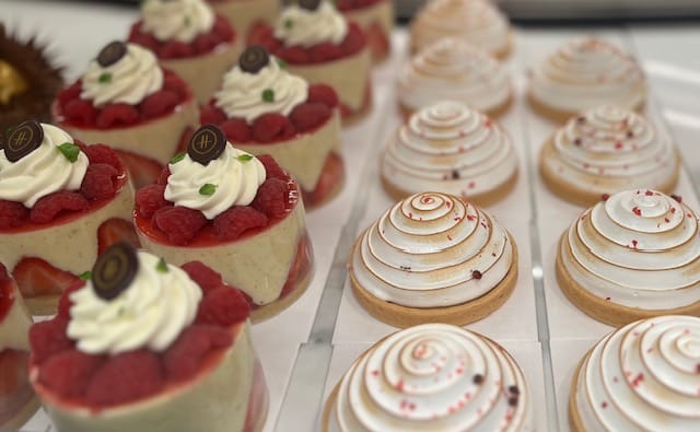 Harrods : les coulisses françaises d’une pâtisserie d’élite.