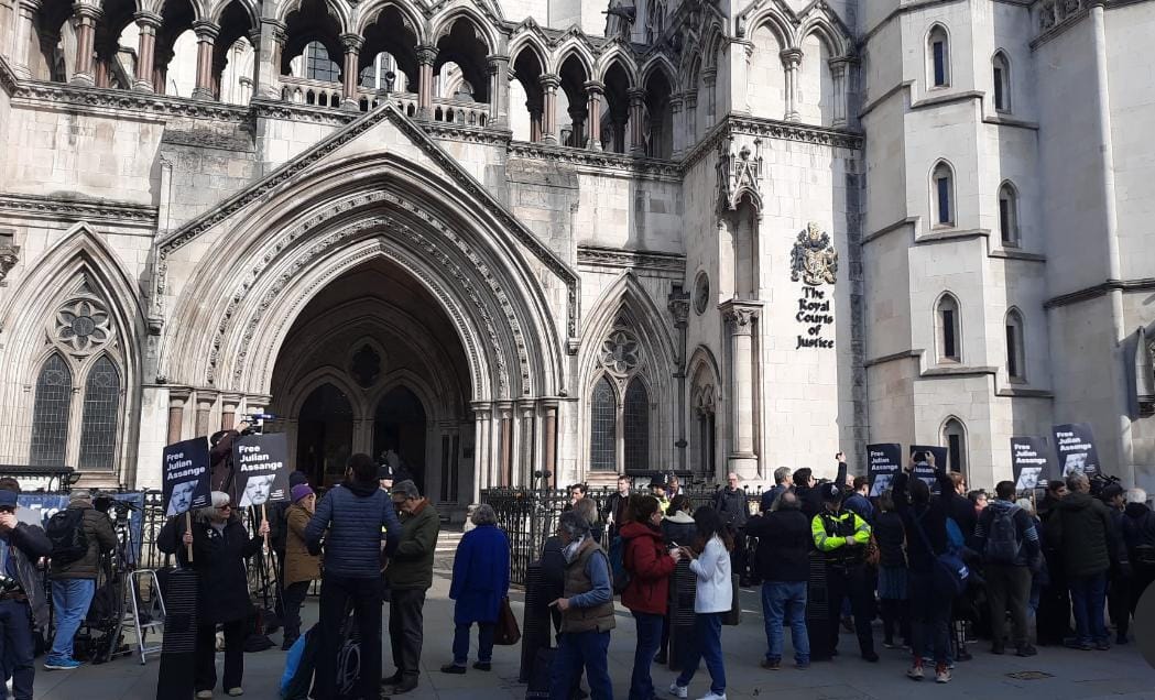 Extradition de Julian Assange: la justice britannique demande de nouvelles garanties