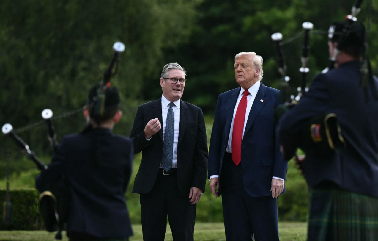 Trump en Ecosse: les "monstrueuses" éoliennes, le "méchant" maire et le "beau" parcours de golf