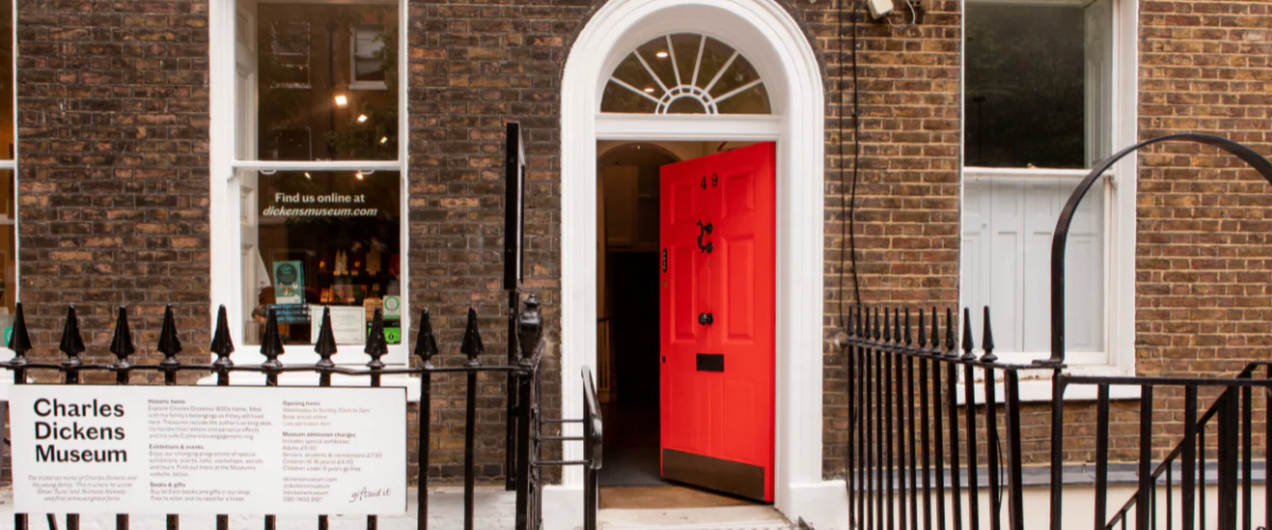 Le col de la mort de Dickens exposé en permanence à Londres