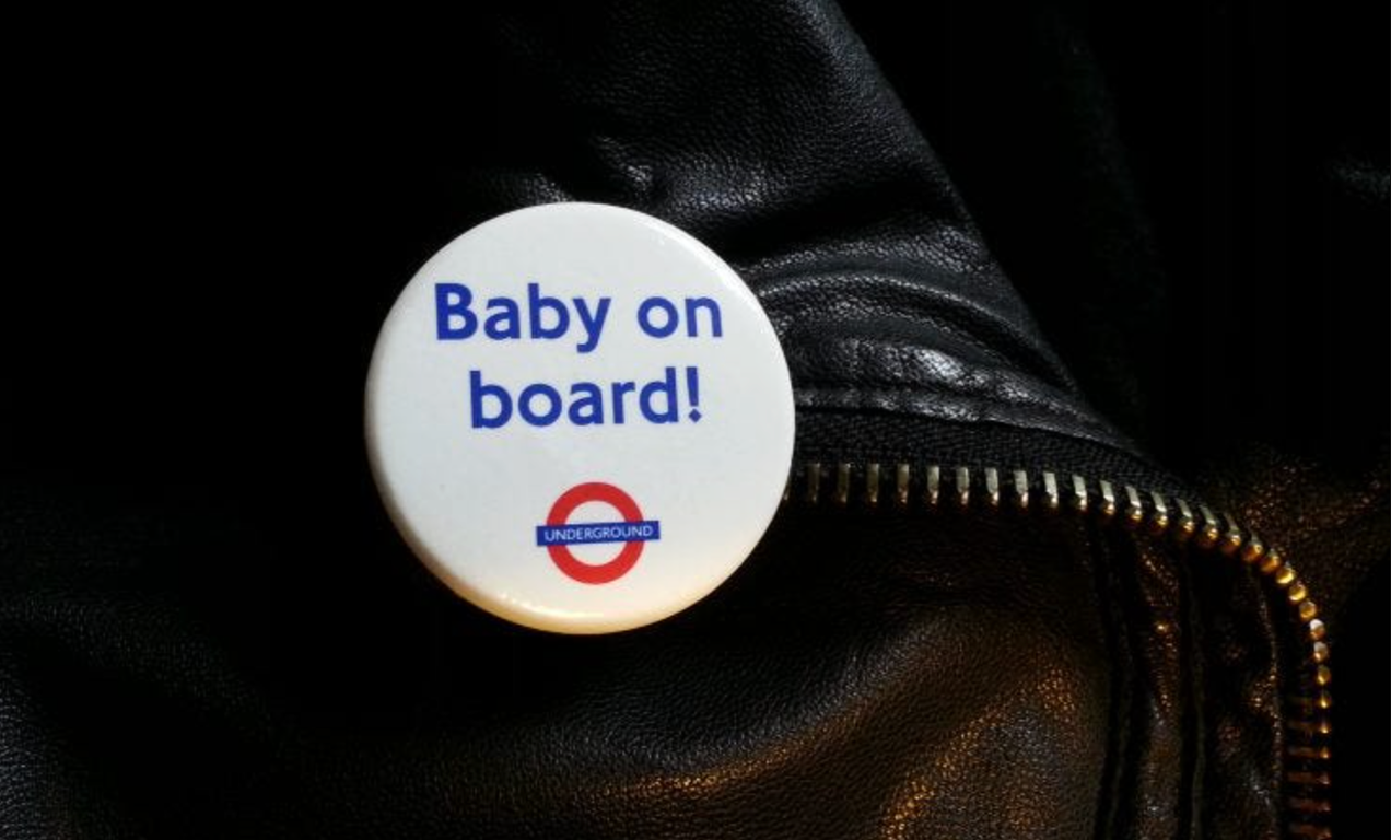 TfL fête les 20 ans du badge Baby on Board avec une version jumeaux