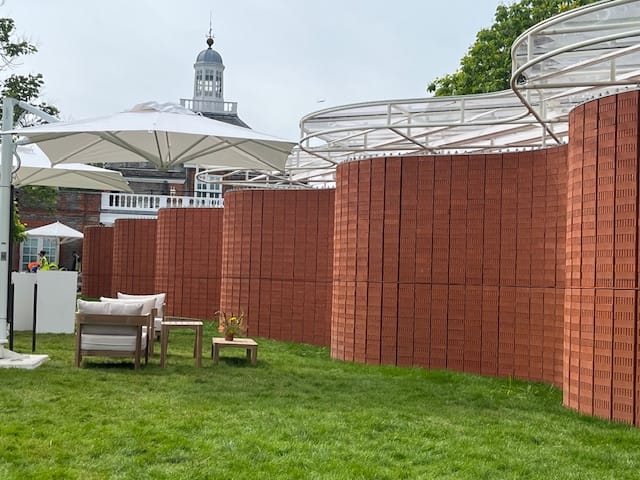 Le Pavillon 2026 de la Serpentine Gallery : un mur de briques qui serpente dans Hyde Park