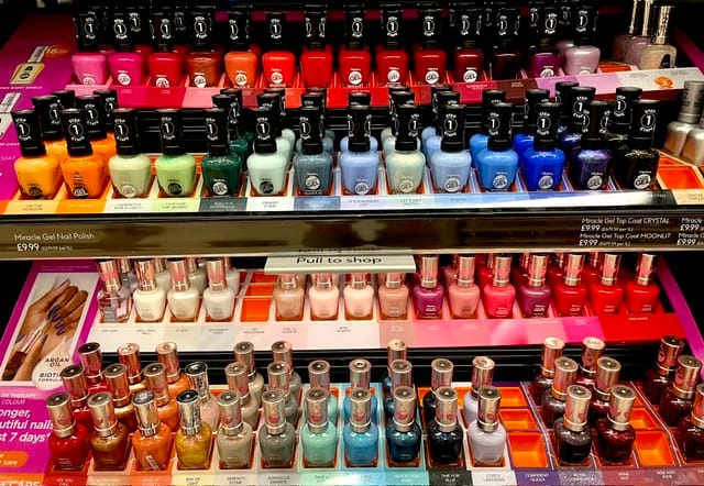 Vernis semi-permanent : enquête sur la molécule qui inquiète le monde de la manucure