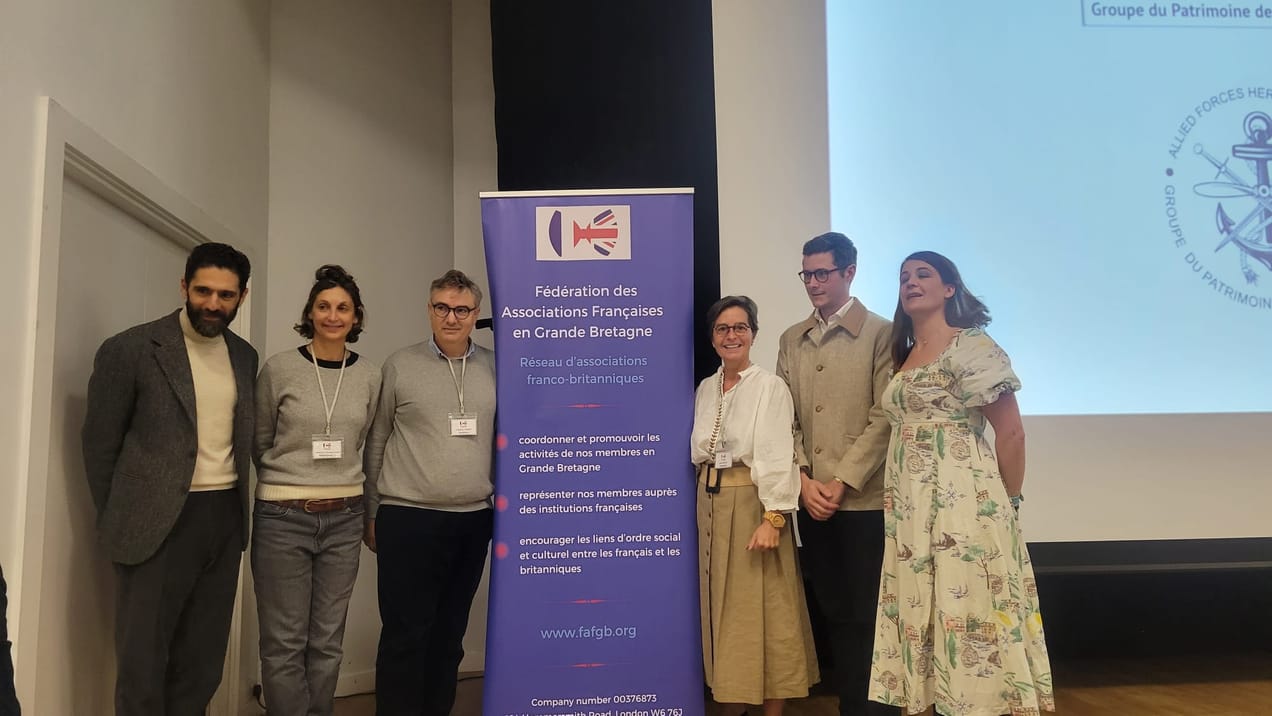 Membres de la Fédération des Associations Françaises en Grande-Bretagne devant la bannière de la FAFGB