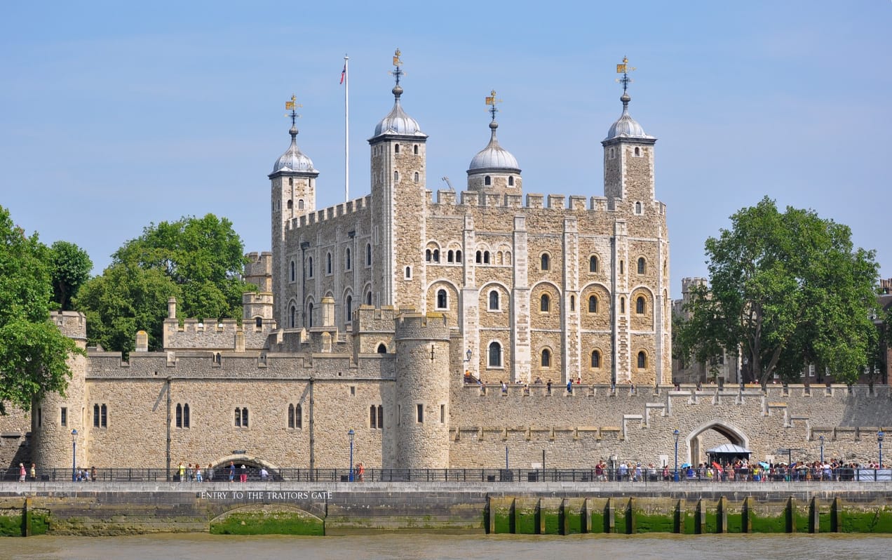 La Tour de Londres vue depuis la Tamise
