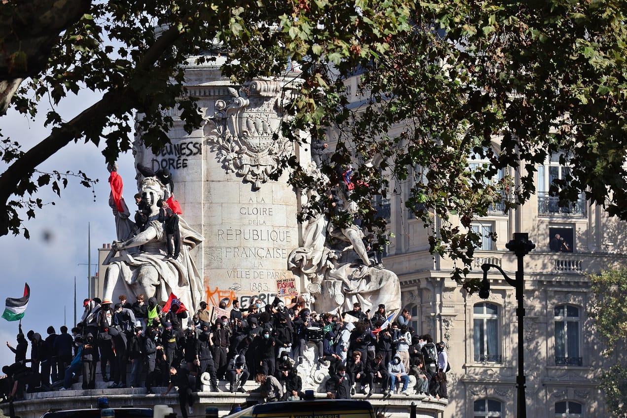 Des manifestants massés sur le monument de la place de la République à Paris, le 17 octobre 2026.
