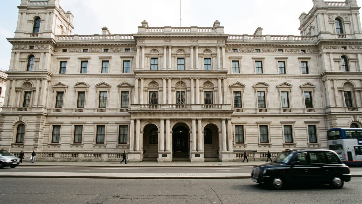 La façade du Trésor britannique à Whitehall, symbole du Budget annuel du Royaume-Uni.