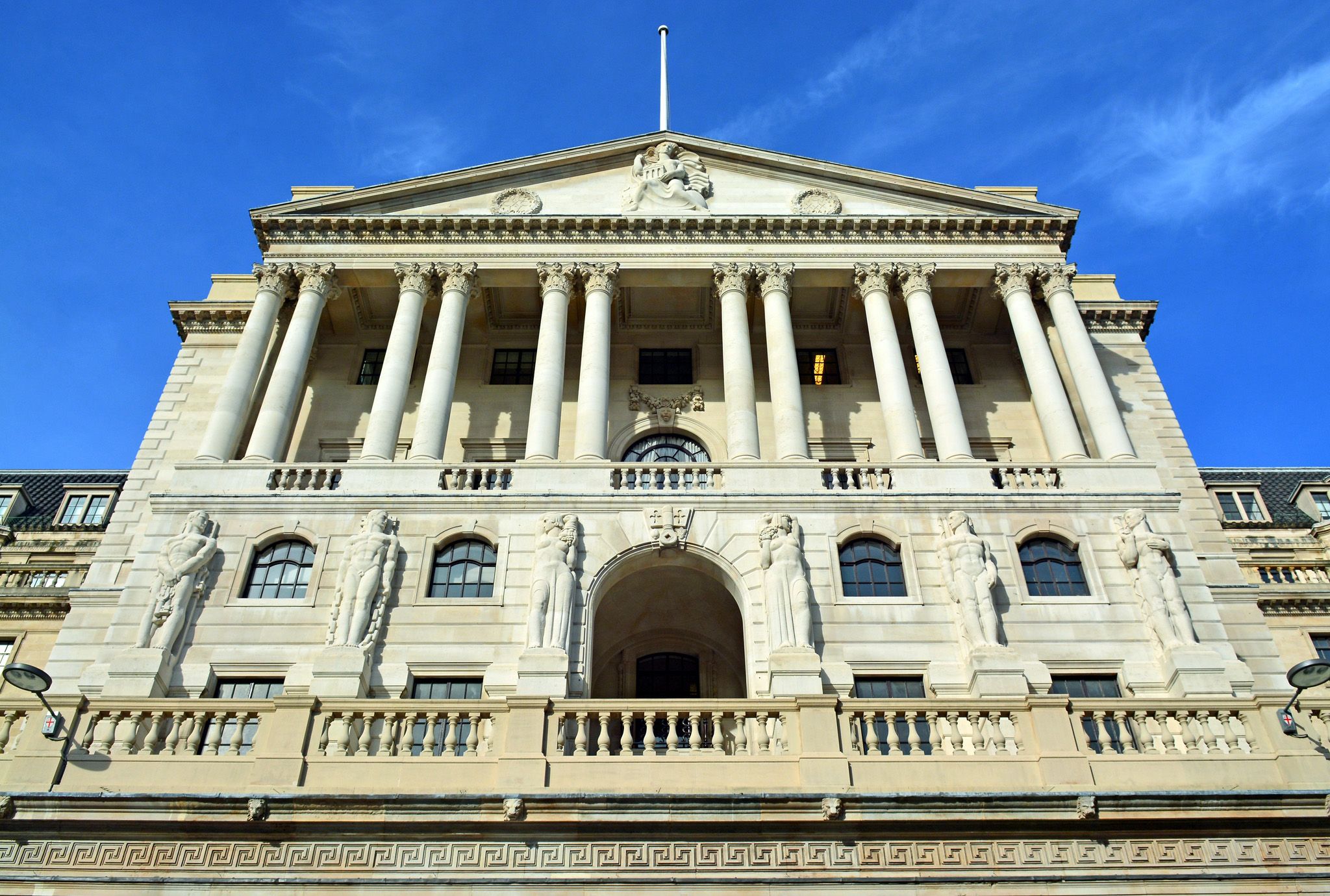 La Banque d'Angleterre maintient son taux et dope ses prévisions