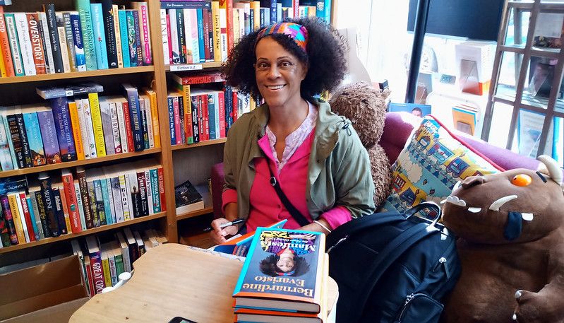 Bernardine Evaristo: la société britannique a "globalement accepté son multiculturalisme"