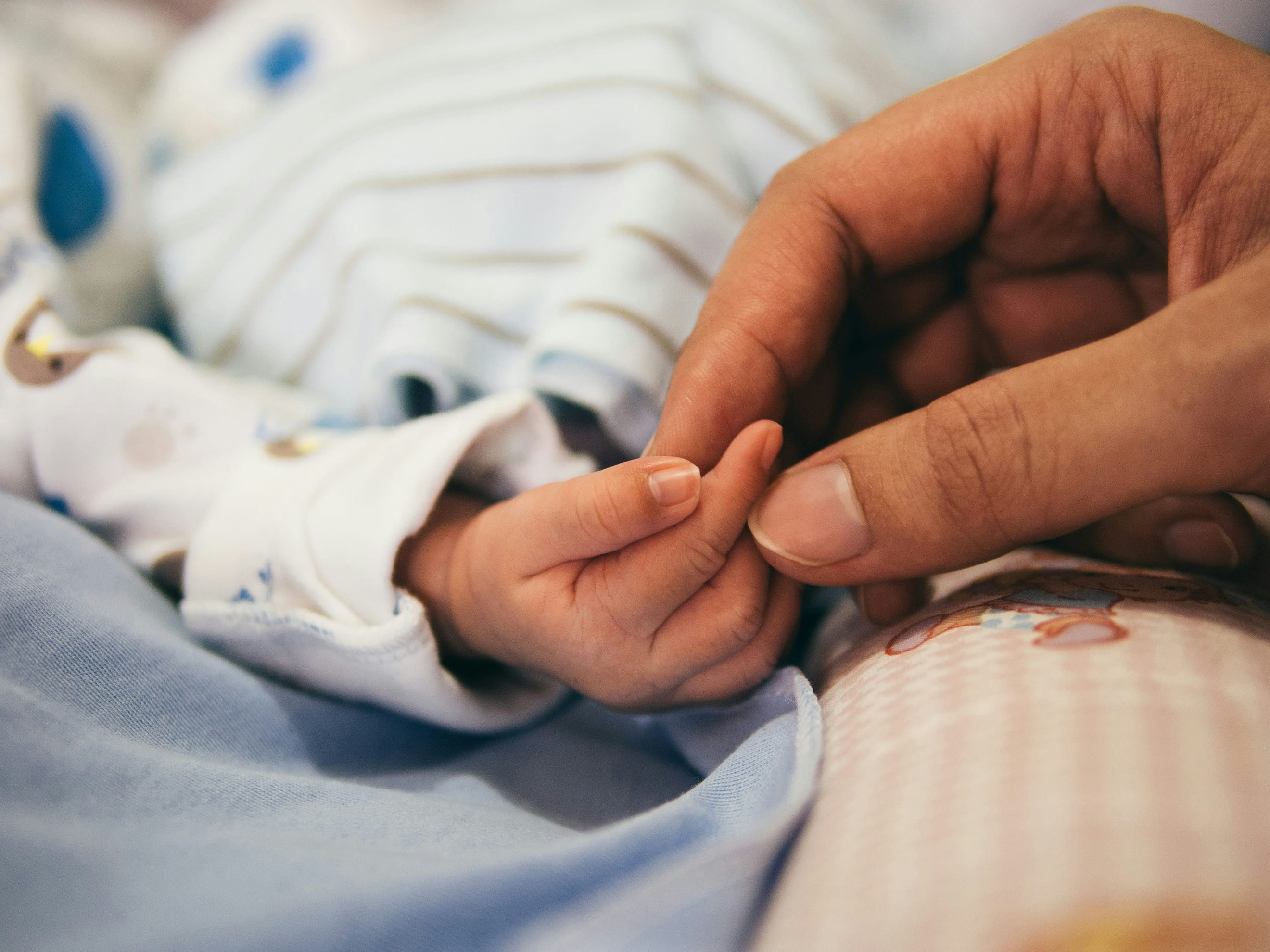 Les premières semaines de bébé : Pourquoi un bilan complet est bien plus important qu’on ne le pense