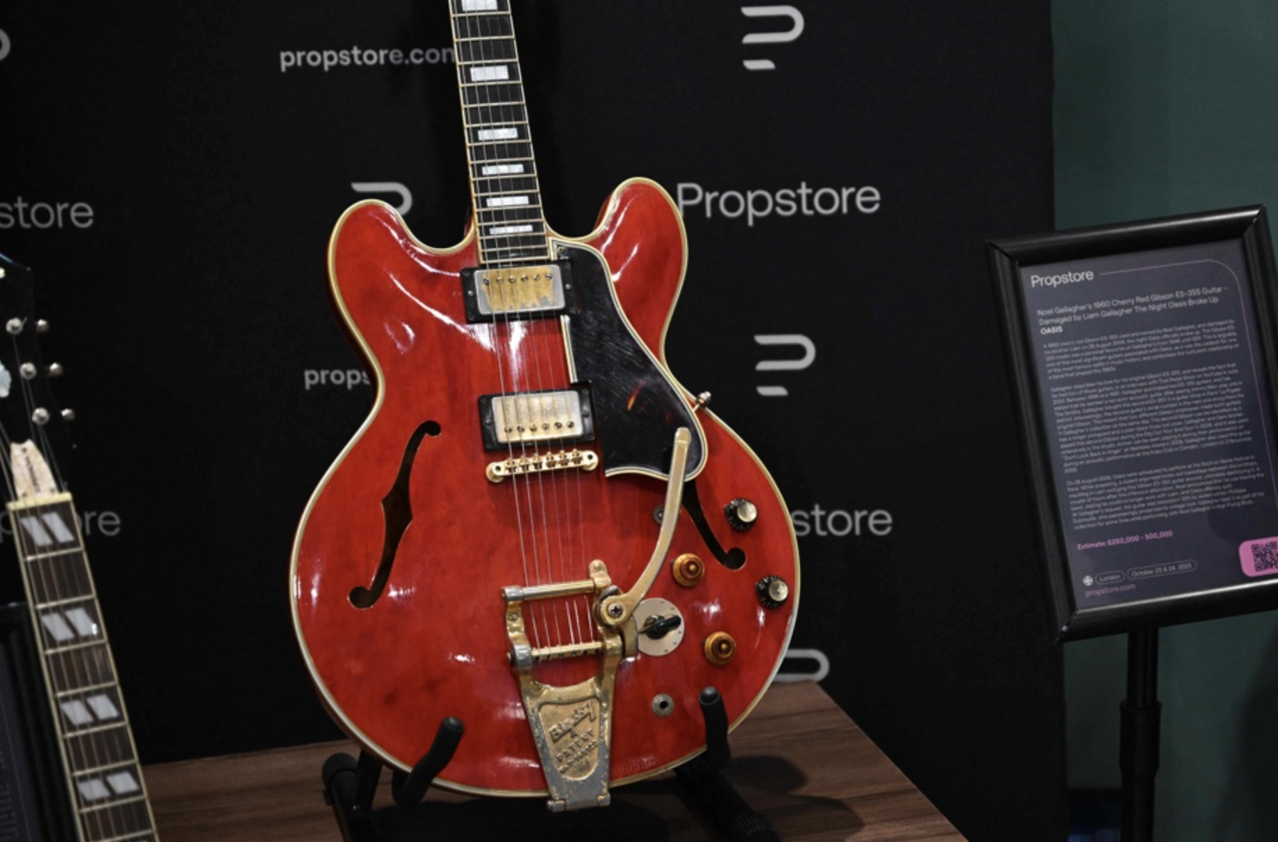 La guitare de la rupture d'Oasis vendue aux enchères à Londres pour 575 000 €