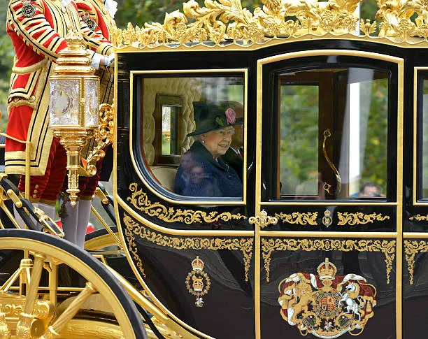 Les genoux de la Reine : y-a-t-il un kiné à Buckingham ?
