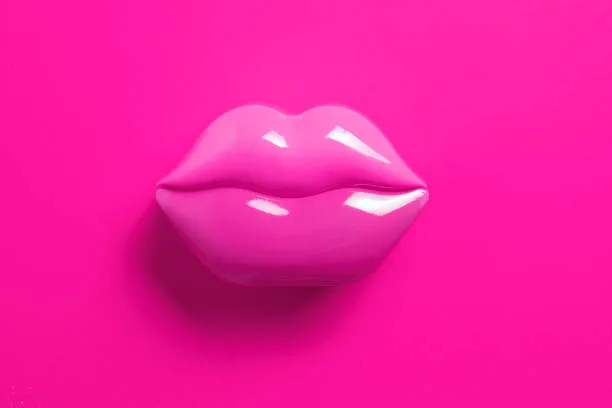 Sur la bouche ! Quand le rouge à lèvres se met à rire jaune…